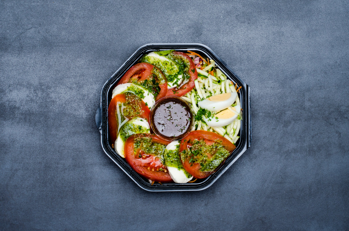 Salatteller mit Tomate und Mozarella